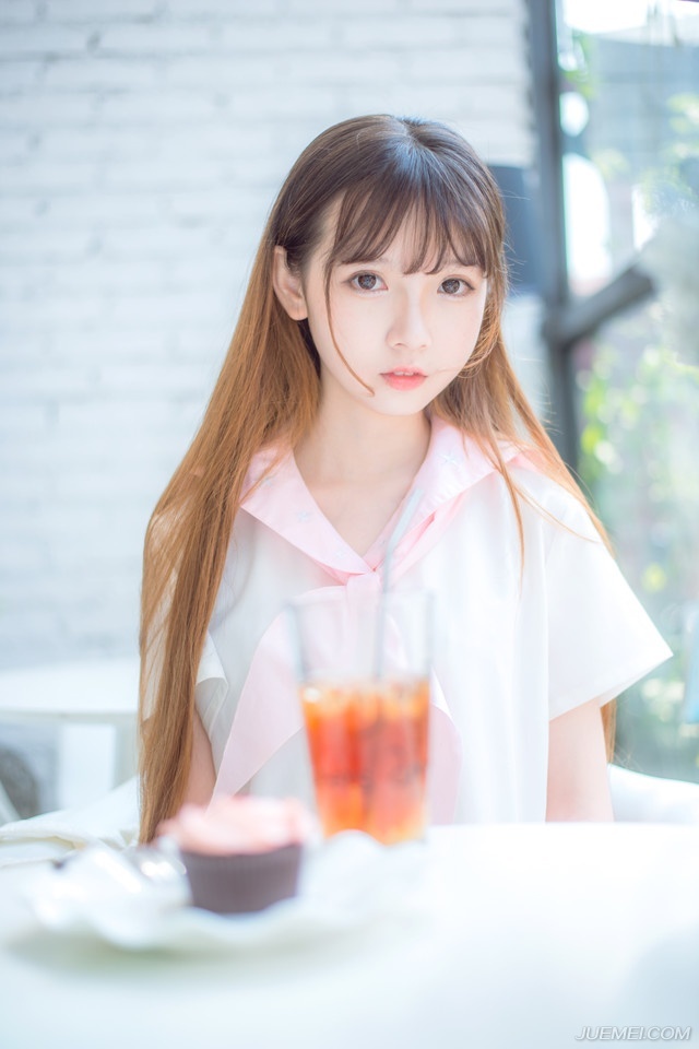 “幼常，蜀中对主公来说，太重要了，一旦输了蜀中，这天下……呵呵……”说到最后，诸葛亮悠悠的叹了口气，这种话，也只能跟马谡说说，其他人，诸葛亮不敢说，也不能说，太打击士气了。